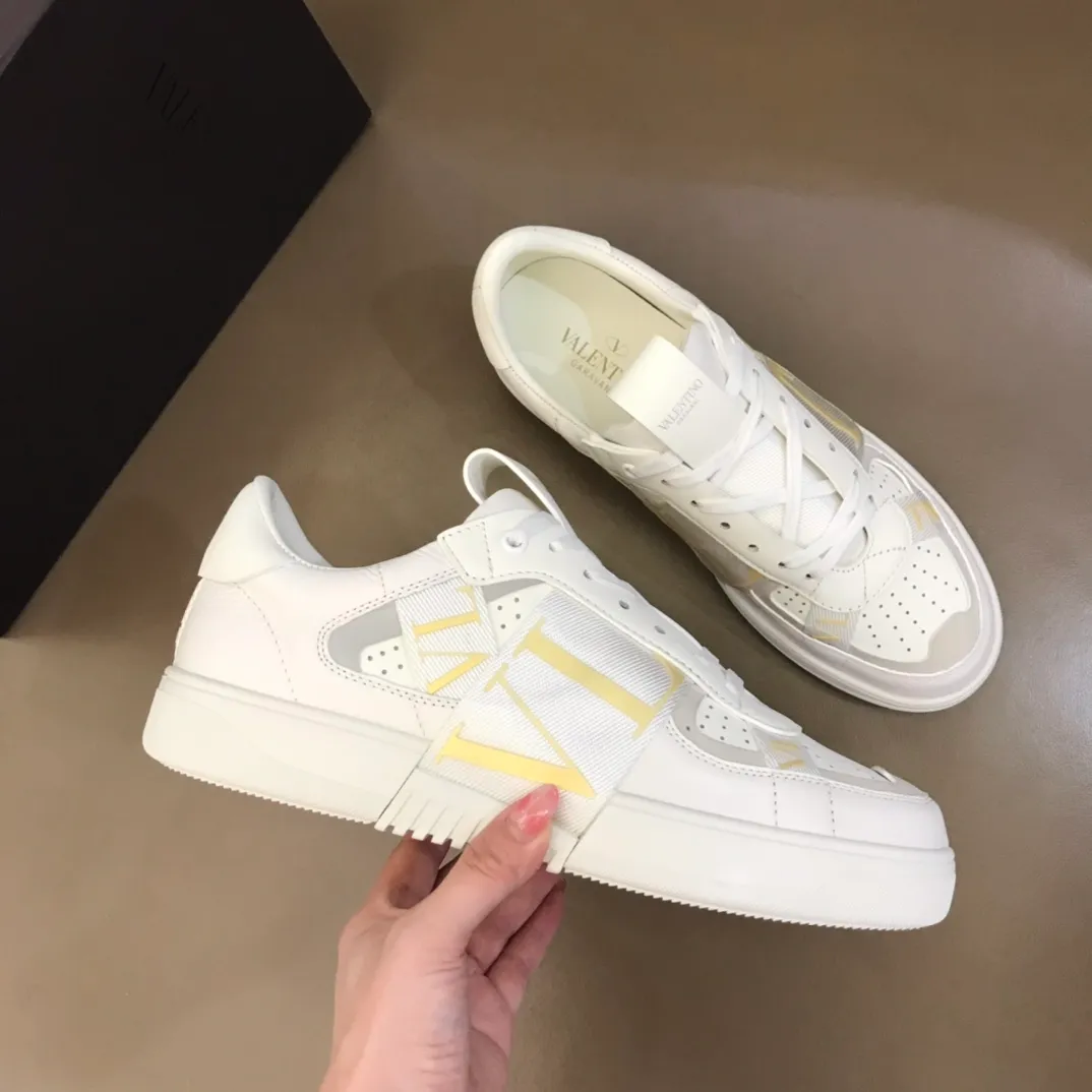 p440 "Valentin*" new spring and summer calfskin lace-up sneakers. No man should be able to refuse these shoes. The classic color scheme is so handsome! Purchase a high-precision replica of the original version to instantly sell off the market currency! 6 VLTN logo rubber effect straps - Valentino Garavani Logo printed on the back and tongue, all materials are customized to ensure quality! Size: 38-44